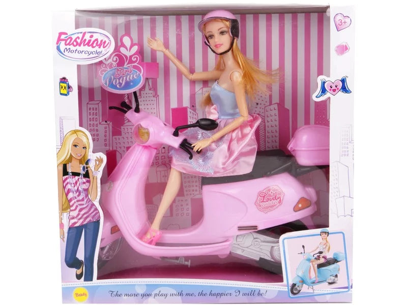 Játékbaba robogóval